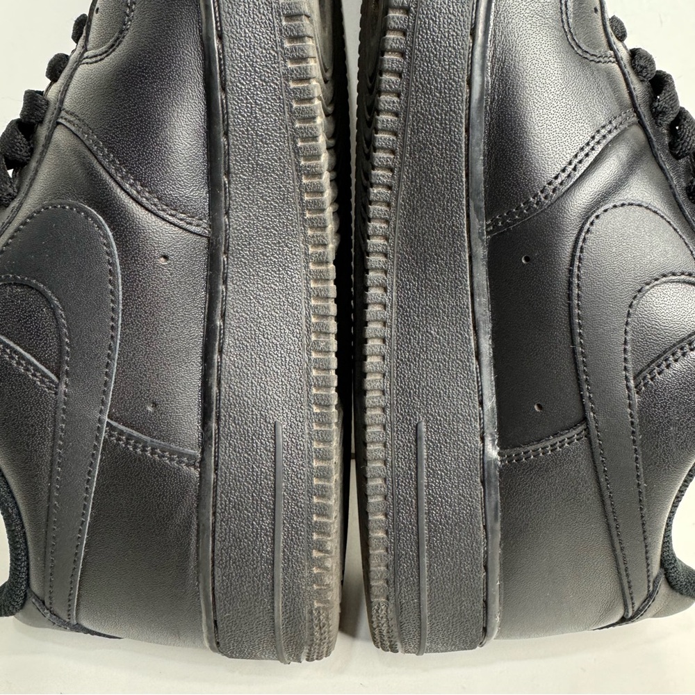 Men’s size 9.5 Nike Air Force 1 low triple black ‘07 classic sneakers popular og - Picture 6 of 11